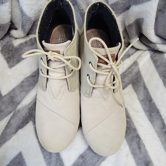 TOMS Cream Desert Suede Wedge Booties with Croc Design Size 9 - Picture 2 of 6